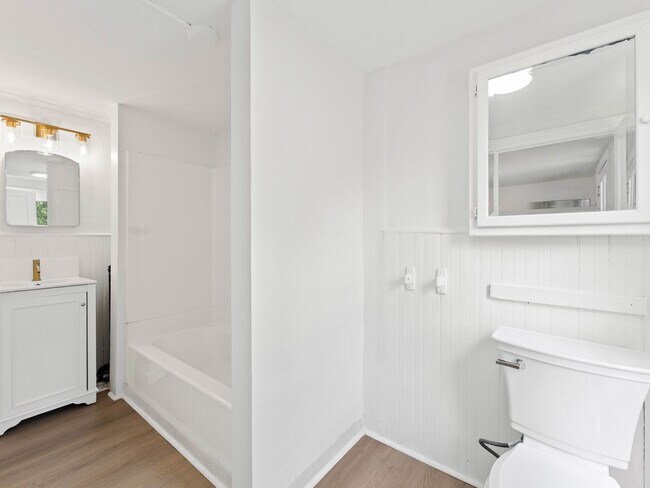Foto del edificio - Renovated 3-Bedroom Apartment with Bonus Finished Attic & Spacious Shared Backyard