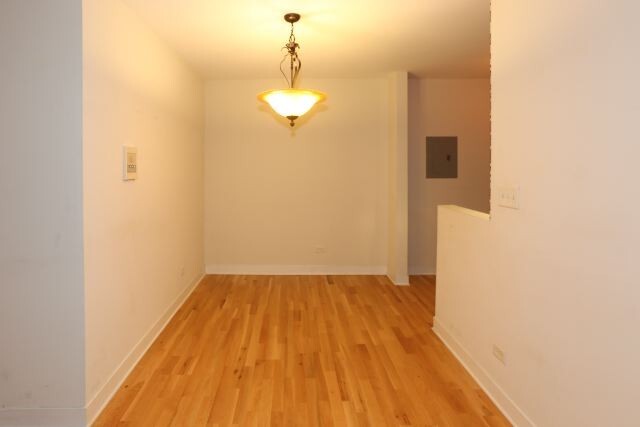 Building Photo - 628 W Wrightwood Ave