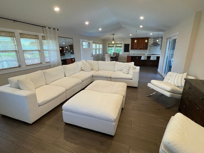 Foto del edificio - Beautiful 3 bedroom 3 bath home on dry sid...