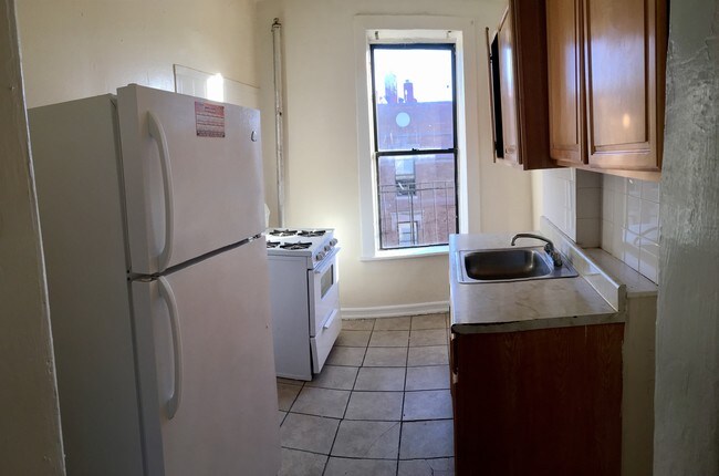 Building Photo - 621 E 170th St