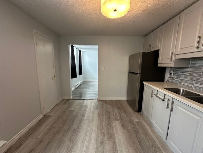 Photo du bâtiment - Charming Basement in Desirable Stevenson Area! (2 Bed, 1 Bath)