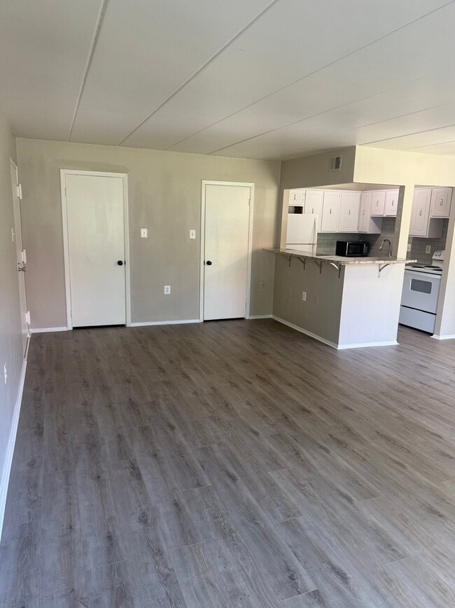 Building Photo - 125 Clubhouse Dr SW
