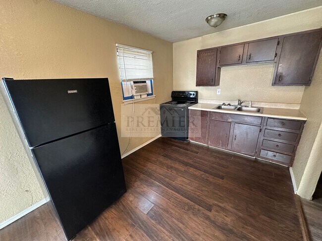 Foto del edificio - 4818 Woodend Ave