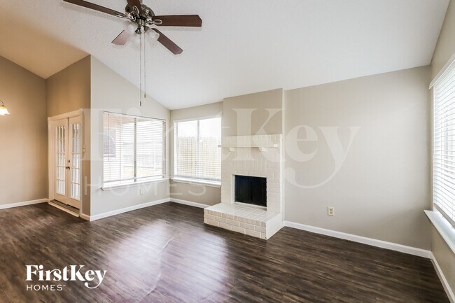 Foto del edificio - 10810 Lakewood Oaks Dr