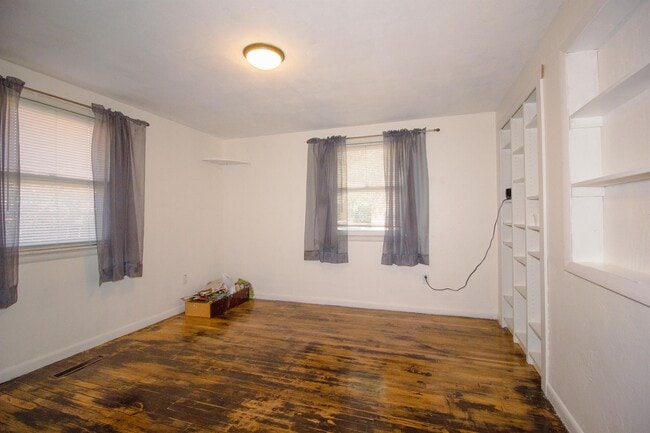 Building Photo - 1124 Iowa Ave
