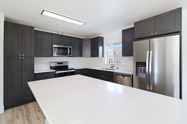 Building Photo - 3 Bed 2 Bath - Excellent Condition - WSG Included - Pet Friendly - Island Hospital