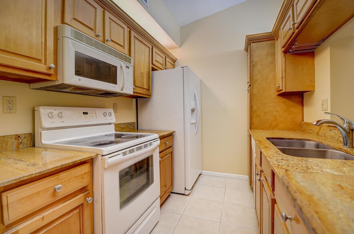 2512 SE Anchorage Cove Unit 3, Port Saint Lucie, FL 34952 Condo for