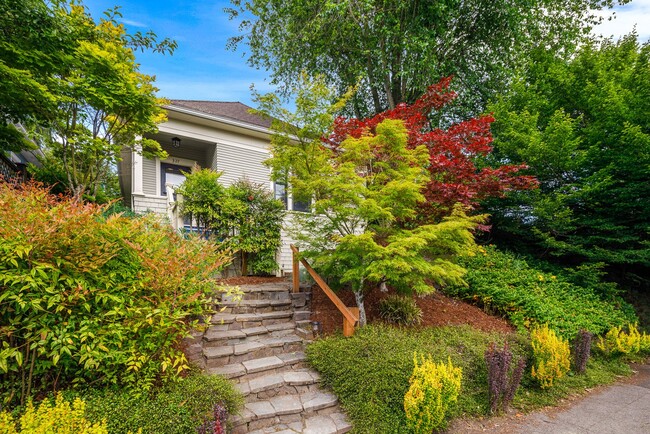 Building Photo - Capitol Hill - Fully Remodeled 2 Bedroom P...