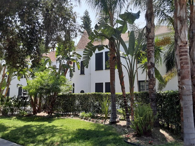 Building Photo - 1120 E Lexington Dr