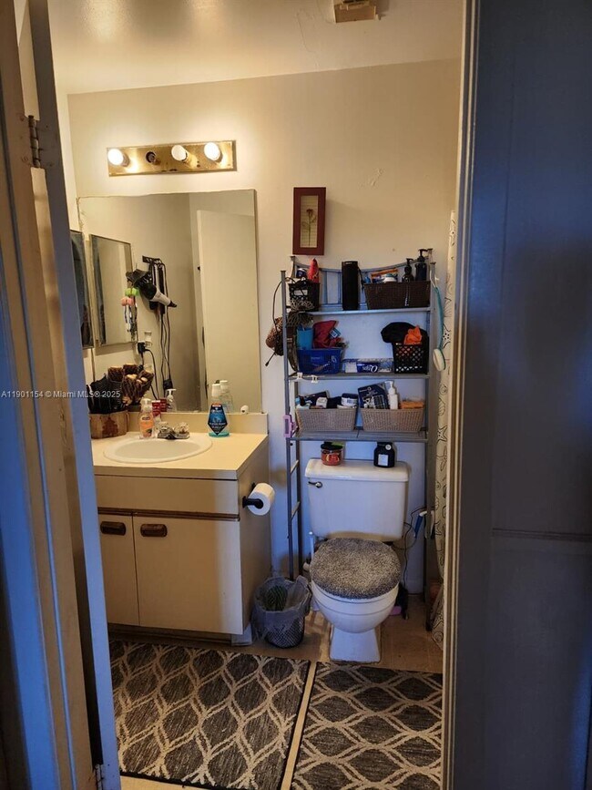 Foto del edificio - 2221 Sherman Cir