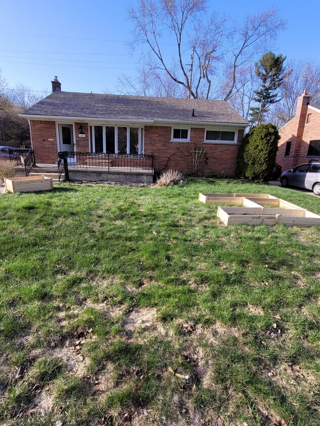 Primary Photo - 1486 Collegewood St