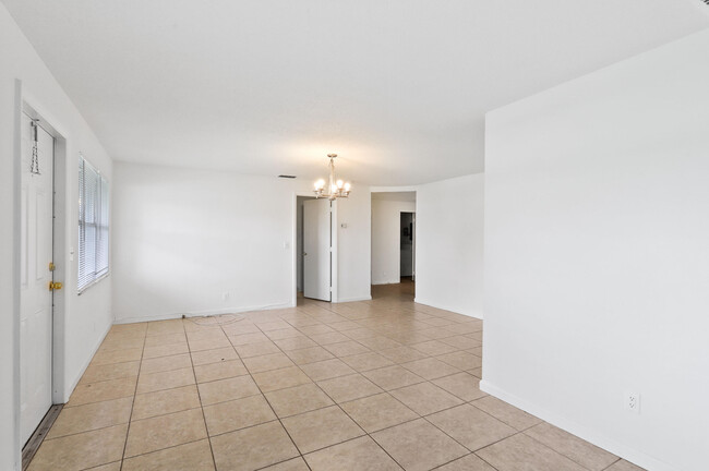 Building Photo - 4824 Bimini Cir N