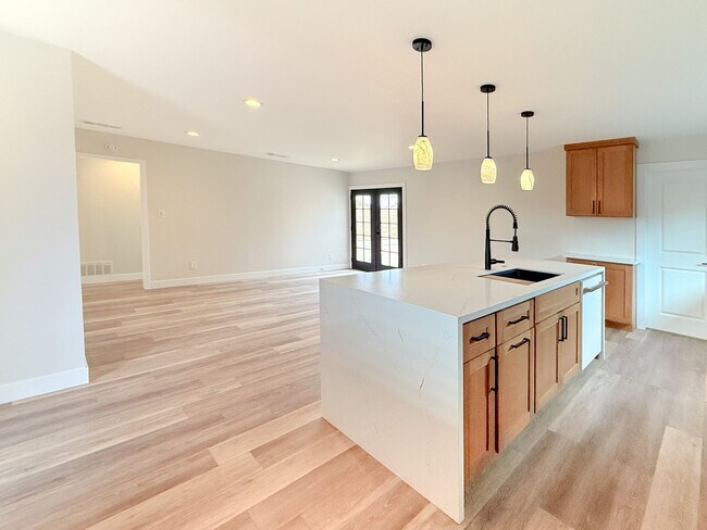 Foto del edificio - Modern 3-Bedroom Home with Private Yard in...