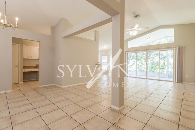 Foto del edificio - This highly desirable 3 bedroom, 2 bathroo...