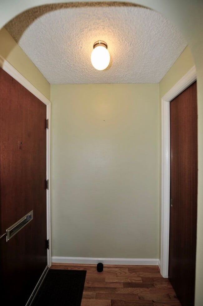 Foto del edificio - Charming 2 bed 1 bath bungalow with 2nd living room