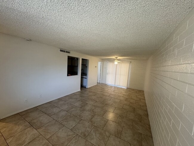 Building Photo - Holiday Gardens Townhome
