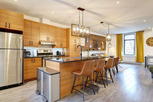Building Photo - 3831 R. Saint-Denis