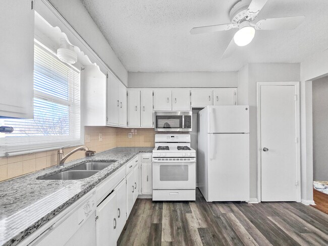 Foto del edificio - 1300 Heather Cir