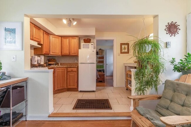 Building Photo - 560 Pacific St