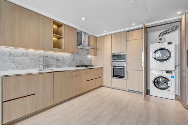 Photo du bâtiment - 607-4720 Lougheed Highway