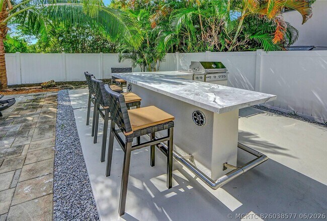 Foto del edificio - 2740-2742 NE 30th Pl