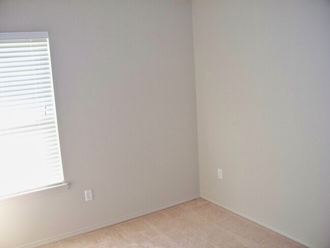 Building Photo - 2 bedroom 2 bath recently renovated Apartm...