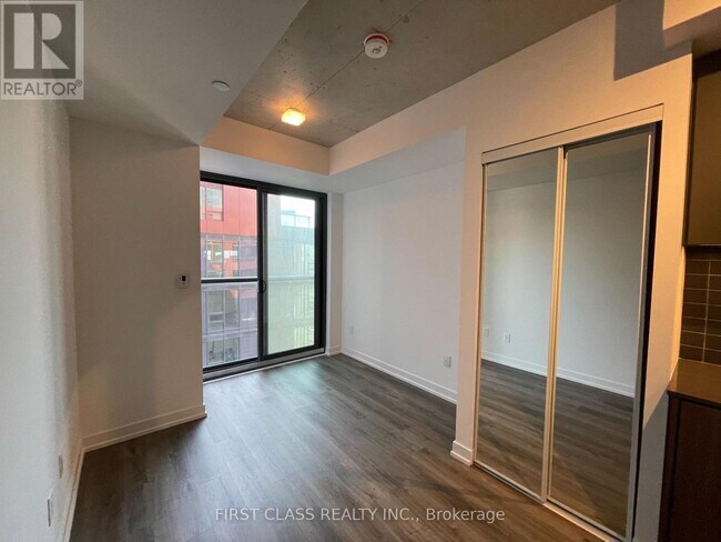 Photo du bâtiment - 28 Eastern Ave