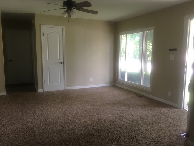 Building Photo - 564 Palace Ln