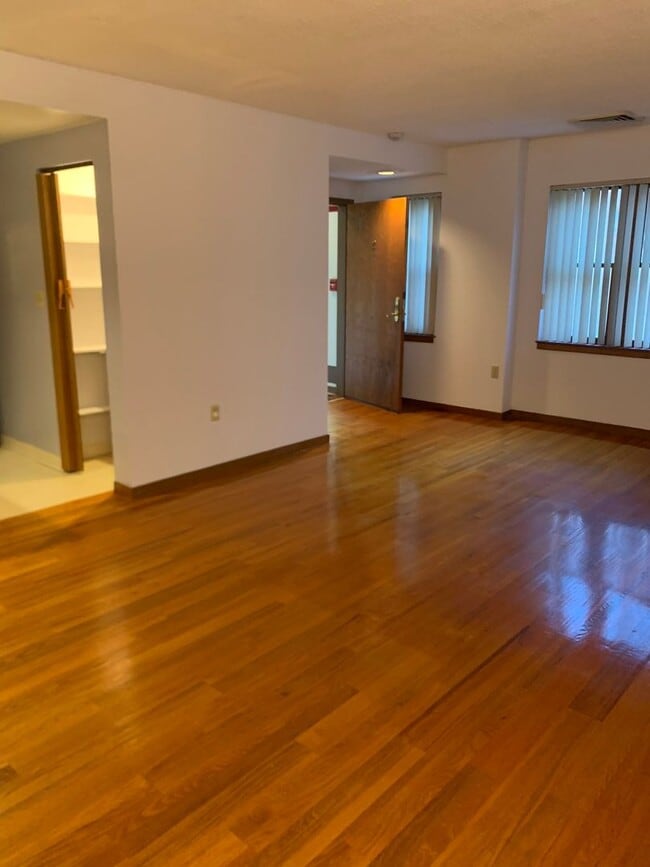 Building Photo - 20 Parkman St