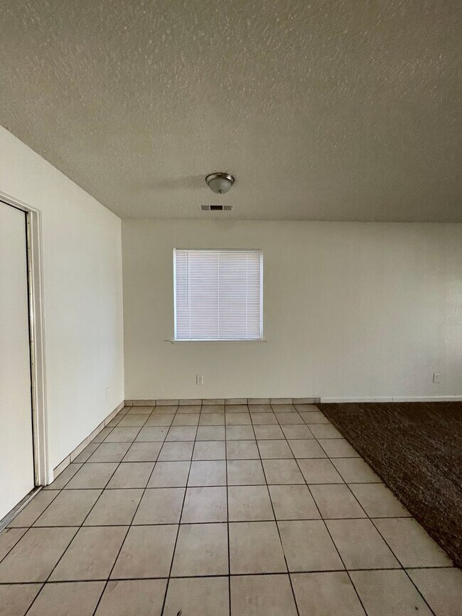 Foto del edificio - Corner lot home coming soon!!