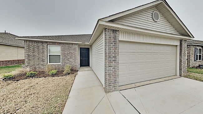 Building Photo - Very Nice 3 Bedroom 2 Bath Home in Yukon S...