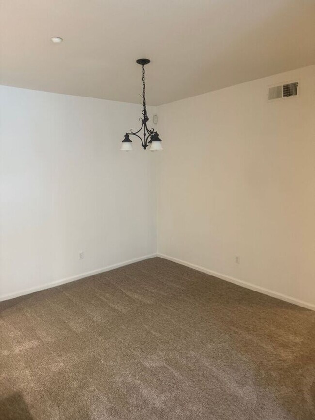 Building Photo - Stunning 2-bedroom, 2-bathroom townhouse