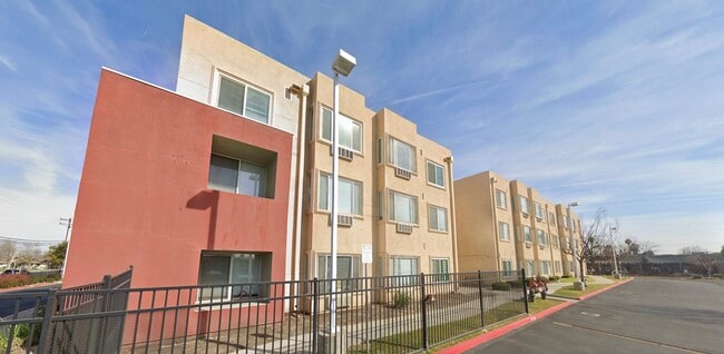 Building Photo - 500 R St