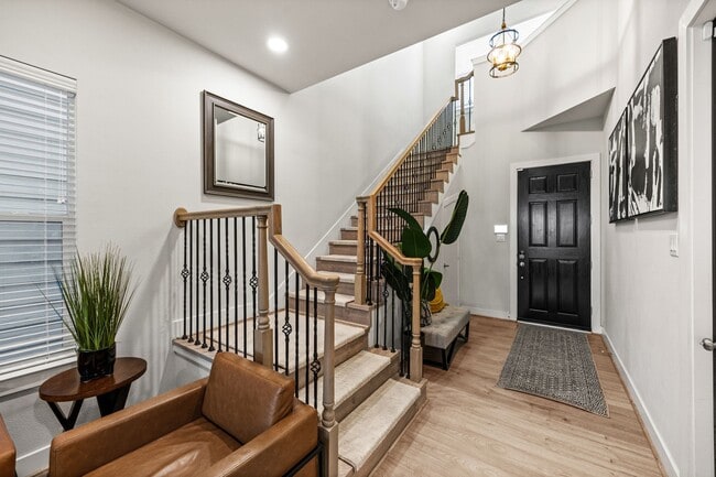 Foto del edificio - 8817 Hollister Pine Ct