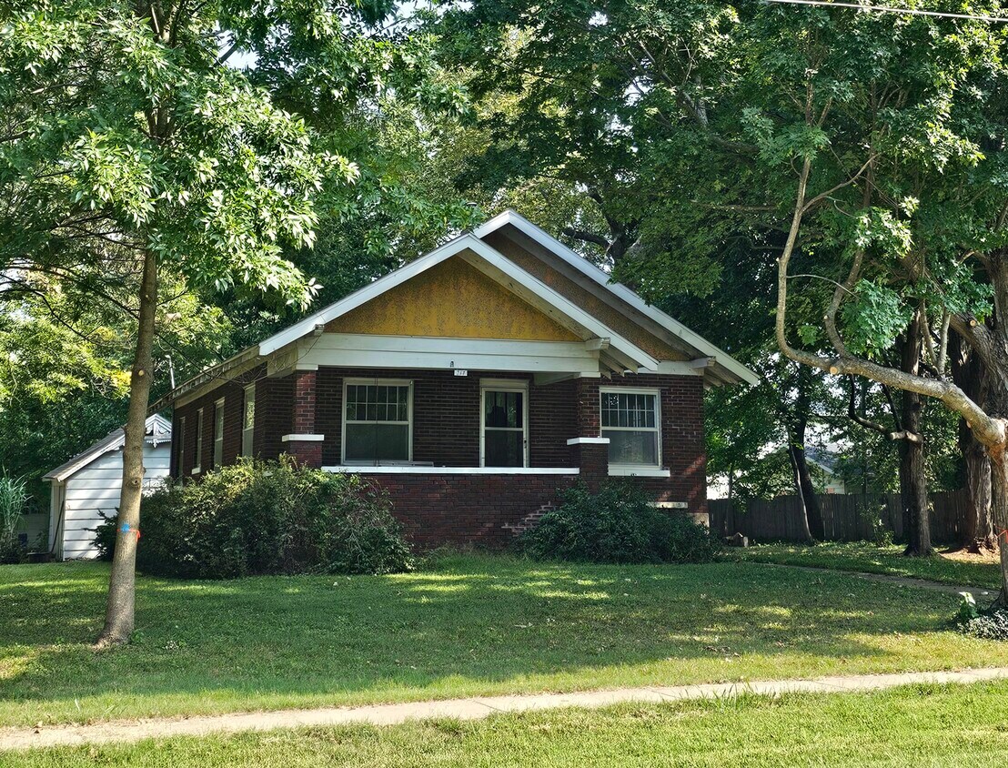 Primary Photo - 217 W Elm St