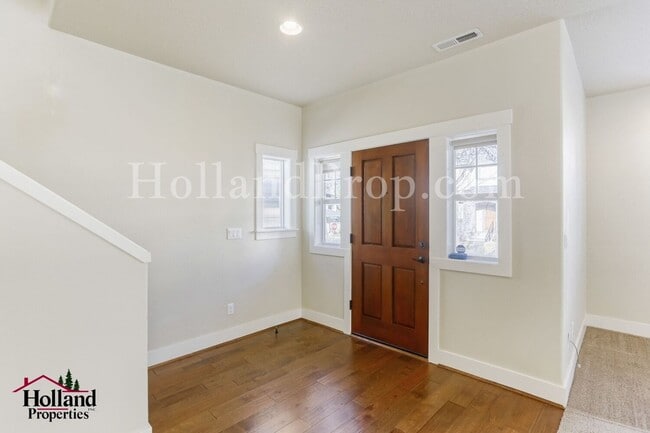 Photo - 3-Bedroom Beaverton Home with Granite Kitchen Island and Fireplace