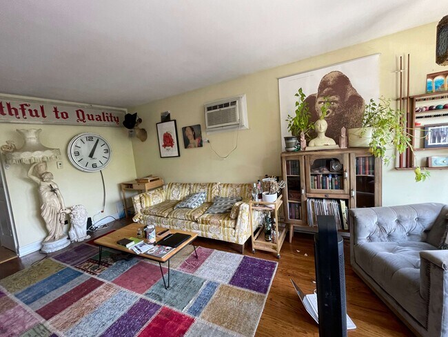 Foto del edificio - 2952 N Dawson Ave
