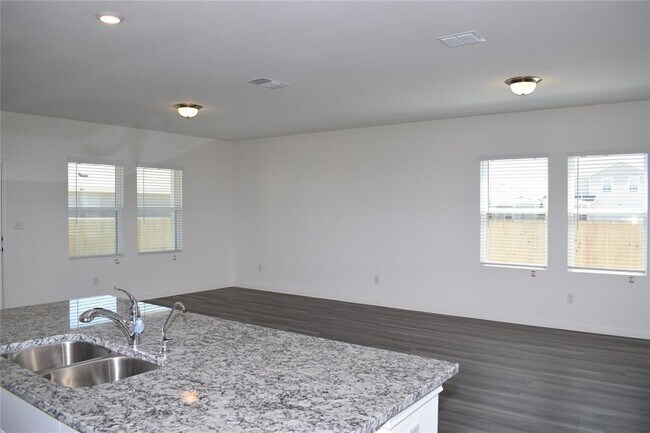 Building Photo - 421 Robins Nest Ln