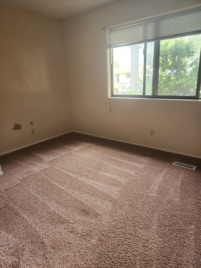 Building Photo - 425 Park Terrace Dr