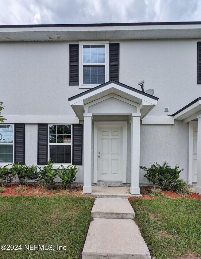 Foto principal - 8470 McGirts Village Ln