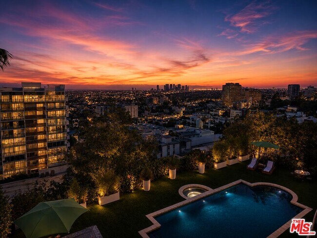 Foto del edificio - 8740 St Ives Dr