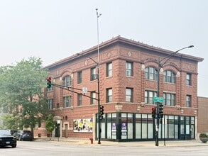 Building Photo - 1212 W Foster Ave