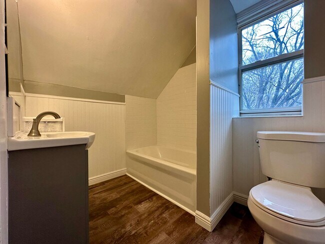 Building Photo - Charming 3 Bedroom 1 Bathroom Home in Sain...
