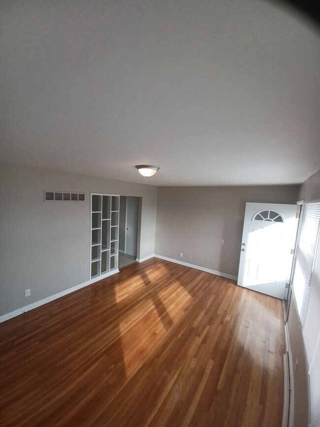 Foto del edificio - Don't miss out on this great Duplex!