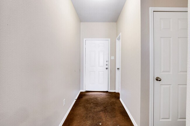 Building Photo - 5815 Golf Bend
