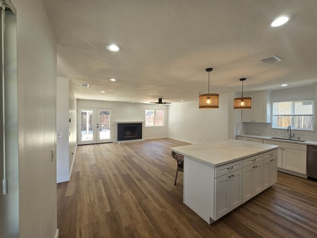 Building Photo - Freshly Remodeled & Full of Charm on Banbury