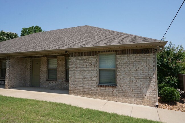 Building Photo - 410 W Matthews Ave