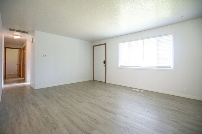 Foto del edificio - *** 3 Bedroom Woodburn home available now ***