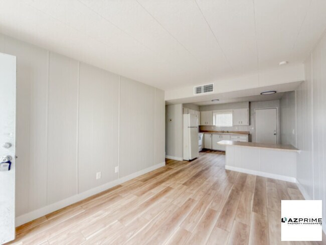 Foto del edificio - Welcome to this Delightful 1/1 Phoenix Triplex Unit!