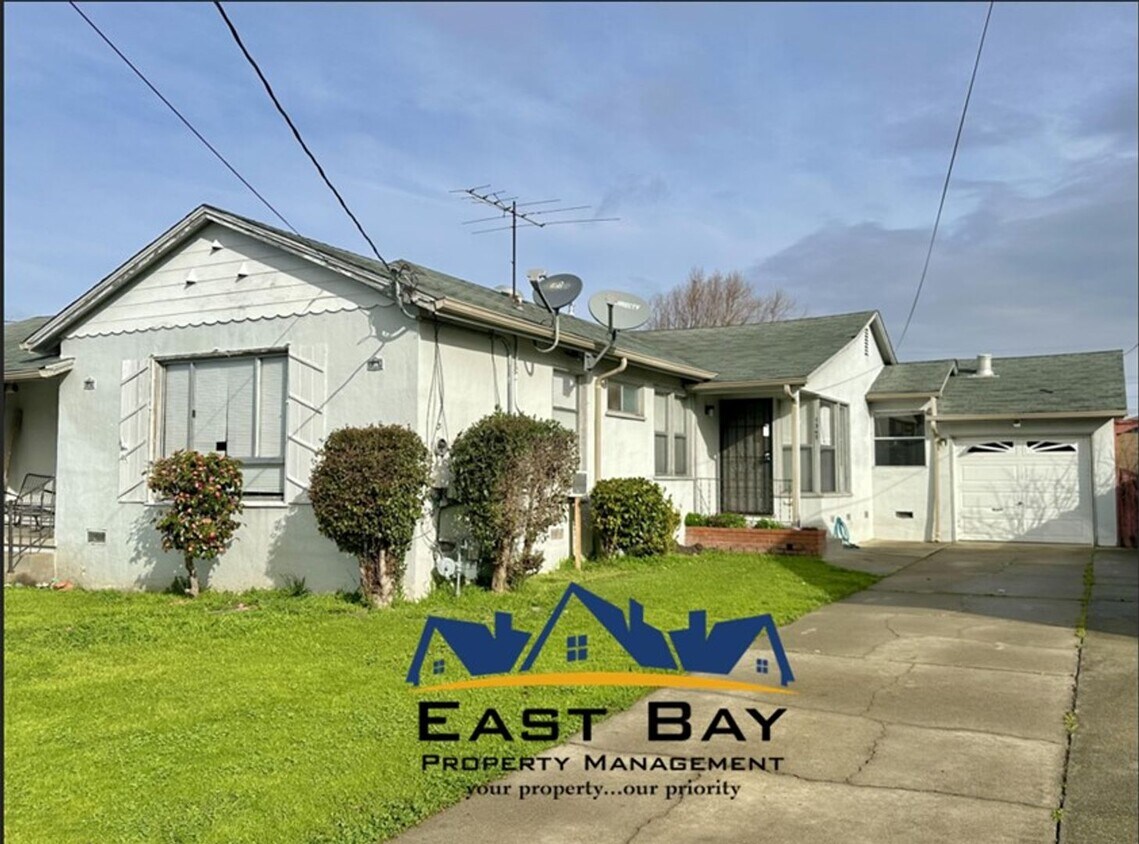 Primary Photo - COMING SOON! $2090 / 2 BR - 1005 S.F. GREA...